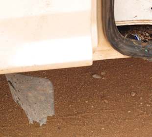 Zerschlissene Türrahmendichtung