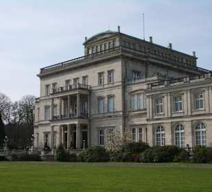 Villa Hügel von der Gartenseite