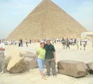 На фоне пирамид