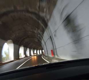 Offener Tunnel Blick zum See
