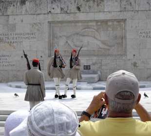 Wachwechsel vor dem Regierungsgebäude