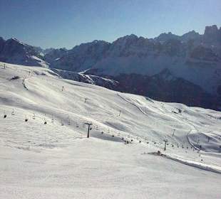 Sonnige leere Pisten auf der Plose