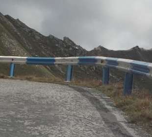 Teils Kopfsteinpflaster, teils Teer