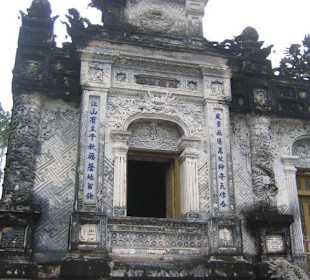 Der Blick zum Hauptgebäude des Mausoleums.