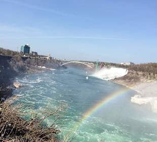 Blick auf die Brücke - rechts USA, links Kanada