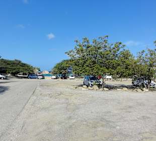 Großer kostenfreier Parkplatz des Strandes