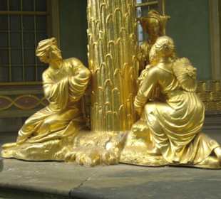 Gruppe in prächtiger Kleidung