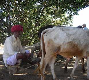 Bauer beim Wasserfördern