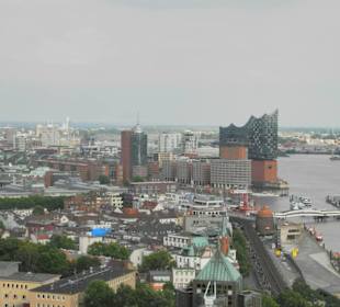 In der Ferne Elbphilharmonie
