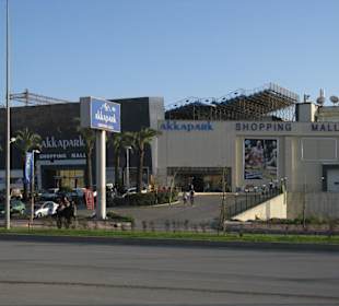 Pompöse, edle Fassade der Shopping Mall