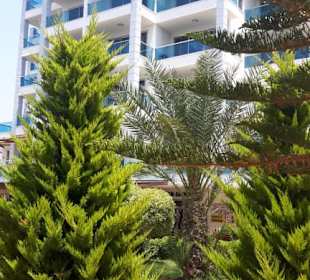 Ein kleines Hotel  mit schönem Garten