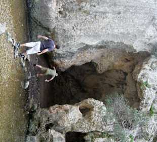 Dem Bachbett entlang, vorbei an kleinen Höhlen