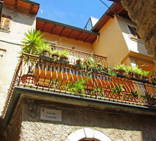 Balkone reichlich geschmückt