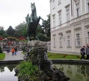 Blick zum Schloss über den Brunnen