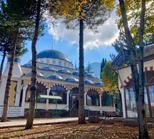 Ormana Dorfzentrum mit Gebetshaus