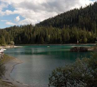 Am Ufer des Caumasee