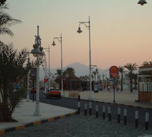 Einkaufspromenade mit Ausblick