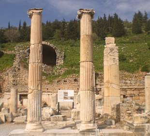 Erhaltene Säulen, ehemals gebäude