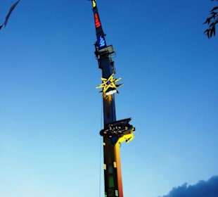 Fahrgeschäft in der Nacht 50 Mtr. hoch