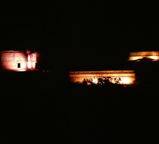 Anblick der beleuchteten Ruinen von Uxmal