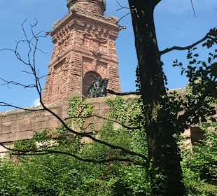Auf dem Weg zum Denkmal 