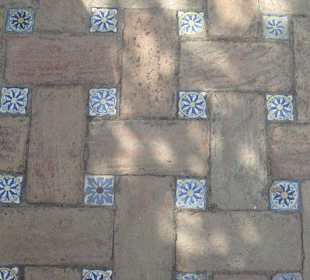 El suelo con adornos de cerámica