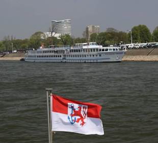 Rechtes Rheinufer mit Kreuzfahrtschiffen