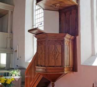 Die Kanzel der Rysumer Kirche