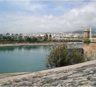 Blick von den Befestigungsmauern auf den Hafen