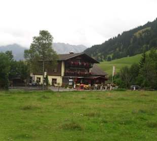 Ein Transportliftstation am See in die Berge