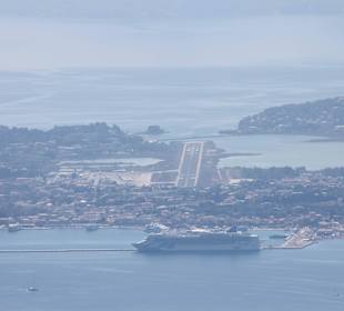 Blick bis nach Korfu Stadt und den Flughafen