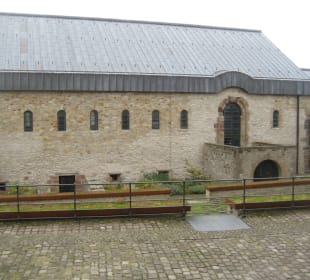 Kaiserpfalz / links hinter dem Dom