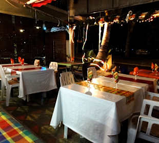 Abendliche Terrasse des "Zeina"