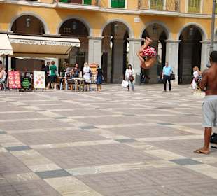Drei junge Leute führen Akrobatik vor in Palma
