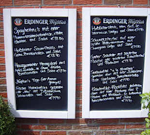 Angebots-Tafeln an der Hauswand !