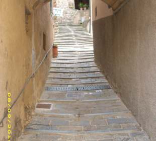 Gasse unter einem Haus