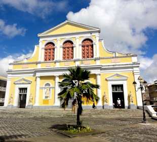 Die Cathédrale mit Vorplatz