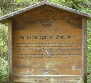 Wanderung zu wilden Bächen und hohen Wasserfällen
