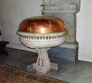 Taufbecken aus Marmor in der Kathedrale San Pietro