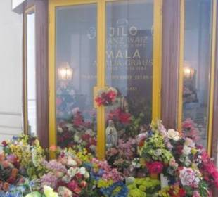 Grab einer Roma-Familie mit elektrischer Beleuchtung