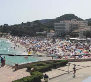 Voller Strand mittags um 2-3 Uhr