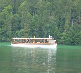 Elektroschiff auf dem Weg nach St. Bartholomä