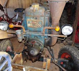 Landwirtschaftliche Geräte im Schuppen