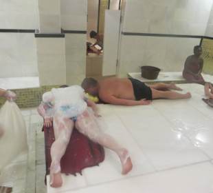Seifenwaschung und Peeling im Hamam