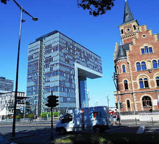 Kranhäuser und Hafenamt