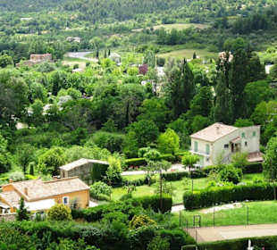Blick vom Dorf in die Ebene der Provence