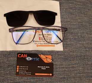 Gleitsichtbrille mit Sonnenbrillenaufsatz