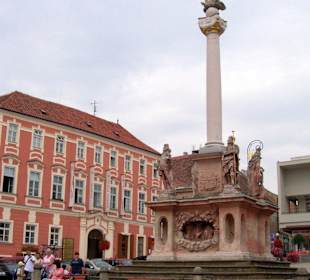 Marktplatz mit Denkmal