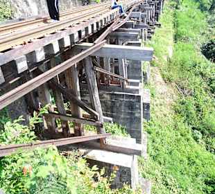 Zu Fuß über das Tham-Krasae-Viadukt