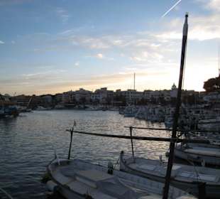 Gemütlicher Hafen mit schönen Bars und Restaurants